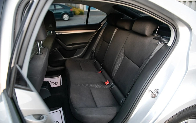 Skoda Octavia cena 39999 przebieg: 200000, rok produkcji 2018 z Płock małe 277